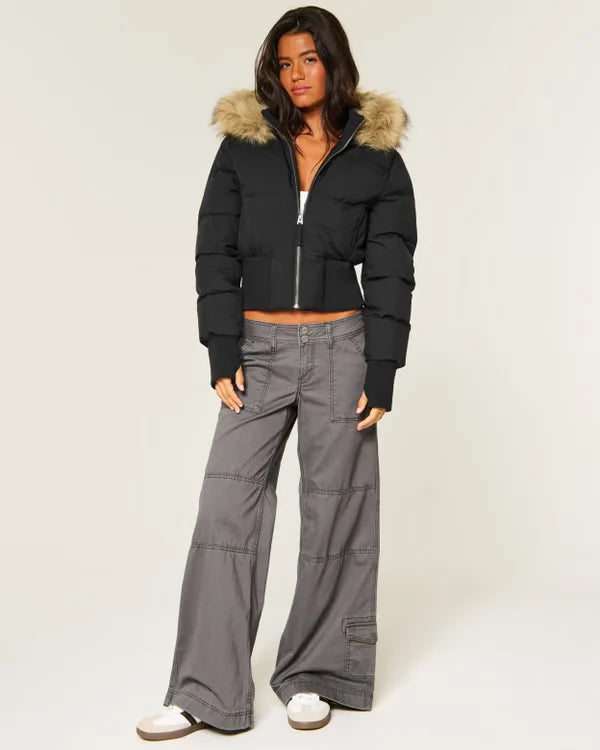 Look intero: il giubbotto corto chiuso, con pantaloni grigi a gamba larga