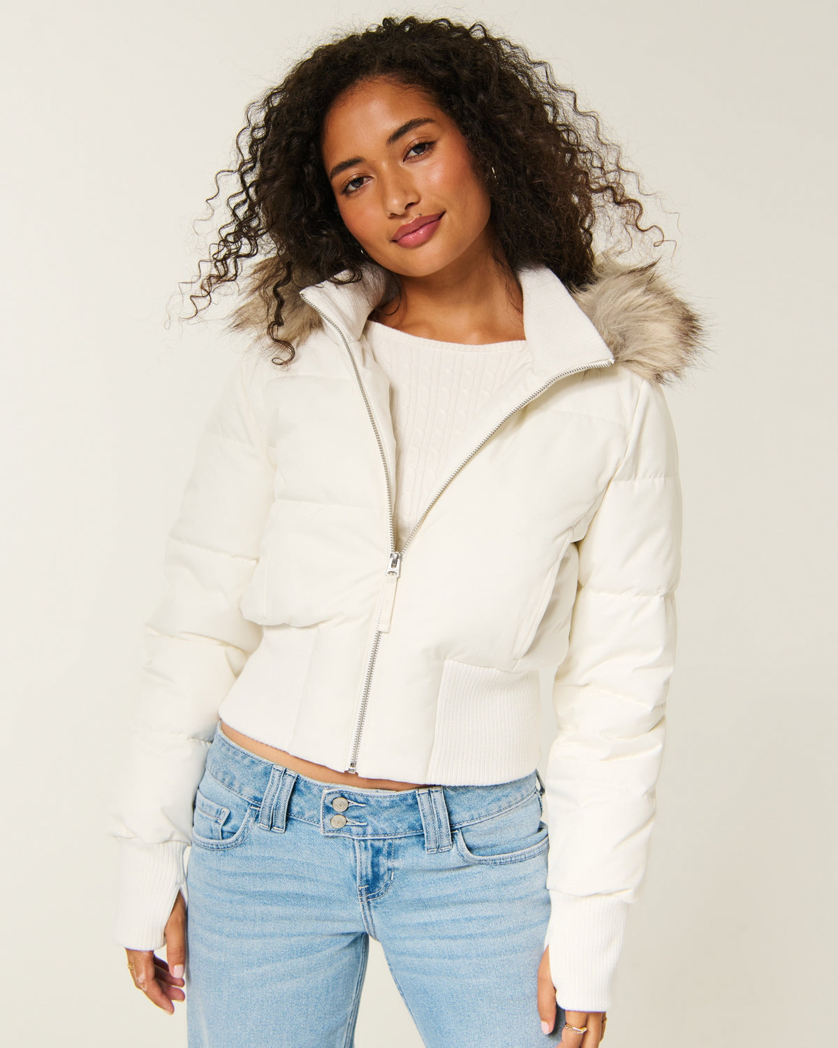 Piumini Hollister Peyton – Bianco – vista frontale indossata