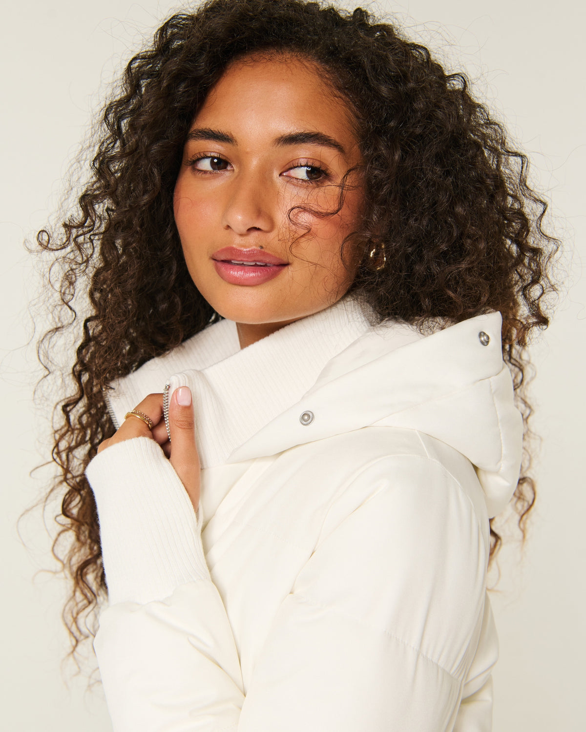 Piumini Hollister Peyton – Bianco – dettaglio di collo e cappuccio