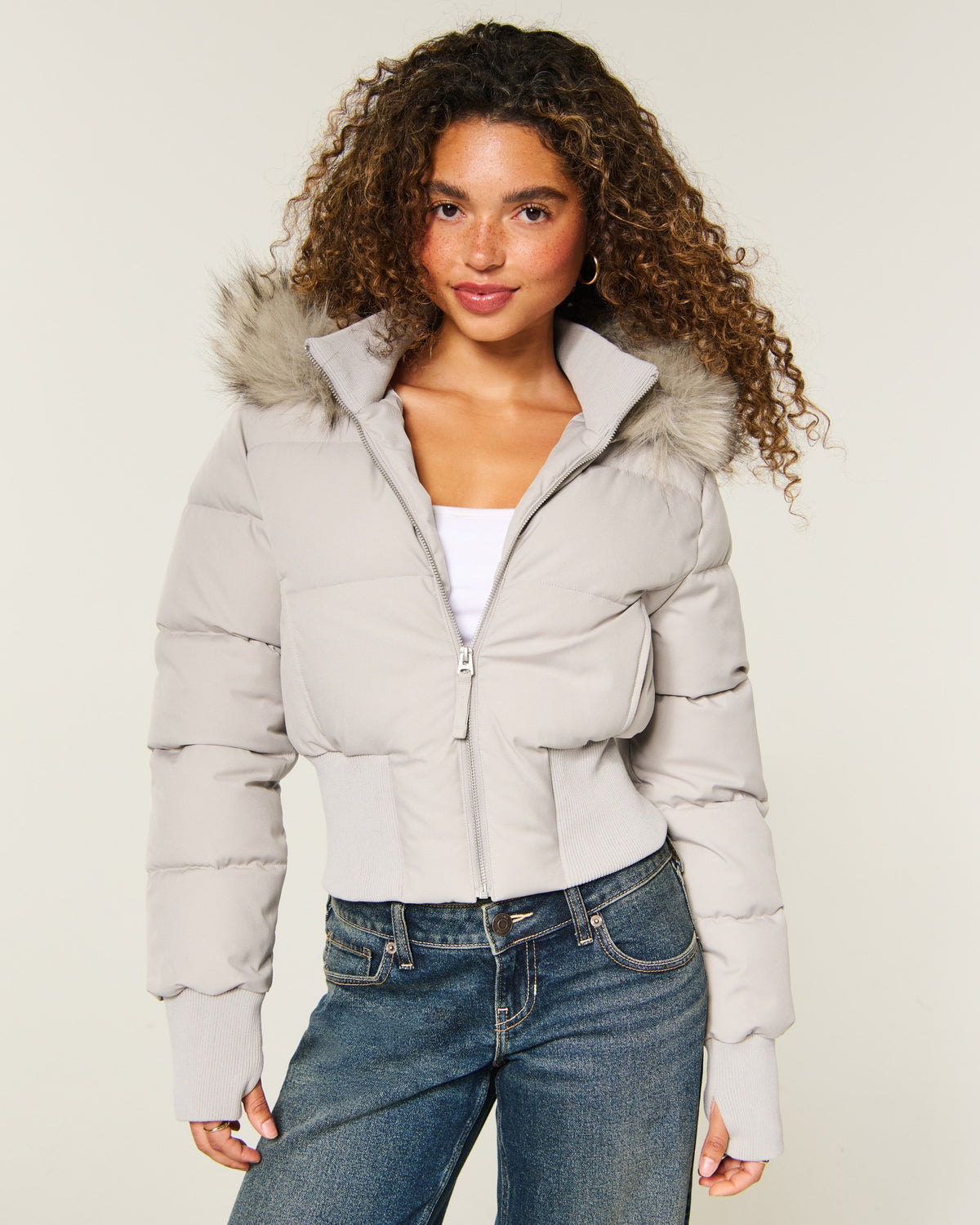 Piumini Hollister Peyton – Panna – vista frontale indossata